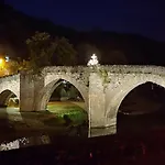 Dans Un Village D’exception Hébergement de vacances Belcastel (Aveyron)