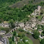 Dans Un Village D’exception Belcastel (Aveyron)